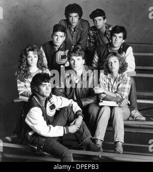 16 janvier 2006 - RED DAWN.TV-FILM STILL.DOUG TOBY (AVANT).LEA THOMPSON, PATRICK SWAYZE JENNIFER GREY.Troisième ligne Charlie Sheen BRAD SAVAGE DARREN DALTON C. Thomas Howell. (Crédit Image : © Globe Photos/ZUMApress.com) Banque D'Images