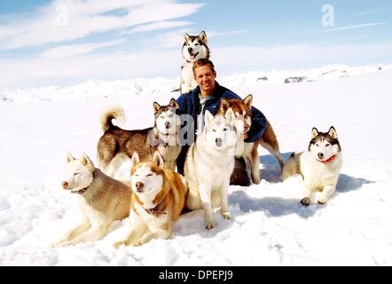 26 janvier 2006 - ''CI-DESSOUS''. K46856.Paul Walker avec les chiens. (Crédit Image : © Globe Photos/ZUMApress.com) Banque D'Images