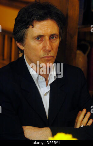 Mar 17, 2006, Manhattan, NY, USA ; NY PAPIERS. Acteur Gabriel Byrne s'exprime à l'Irish Hall pour la réforme de l'Immigration (ILIR) qui a organisé un rallye et petit-déjeuner à l'appui de la législation du Congrès qui lui sont avancés par les sénateurs Ted Kennedy et John McCain. La loi appelle à une solution pratique pour garder les 40 000 Irlandais sans papiers aux États-Unis. Crédit obligatoire : Photo par Bryan S Banque D'Images