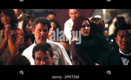 11 avril 2006 - Kurt Russell comme Robert Ramsey, Jacinda Barrett que Maggie James et Jimmy Bennett comme Conor James dans PicturesÃ• Warner Bros. et virtuelle StudiosÃ• action aventure Ã'Poseidon.Ã" Le film a également étoiles Josh Lucas et Richard Dreyfuss.. .TV-film encore. K47740ES. (Crédit Image : © Globe Photos/ZUMApress.com) Banque D'Images