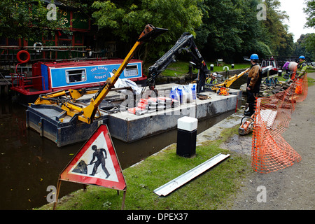 La construction des écluses au pont Hebden sur le canal Rochdale Banque D'Images