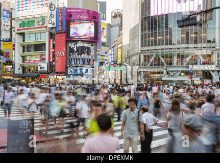 Capture les gens avec le flou dans le monde célèbre croisement de Shibuya à Tokyo, Japon Banque D'Images