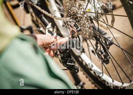 Man fixing vtt, Close up Banque D'Images