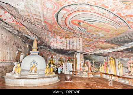 Intérieur entièrement peint prix de la grotte, murales colorées sur les murs et le plafond, des fresques, des statues et un stoupa Banque D'Images