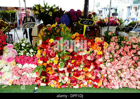 Les roses coupées en vente dans Street Market, Paris Banque D'Images