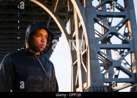 L'homme en haut à capuchon en aval du pont Banque D'Images