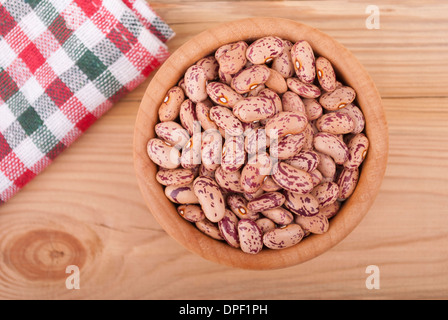 Les haricots dans un bol sur la table. Banque D'Images