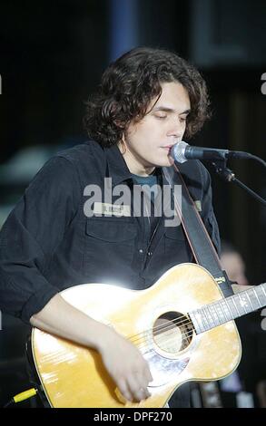 25 août 2006 - New York, New York, États-Unis - K49400BC.NBC'S TODAY SHOW TOYOTA SÉRIE DE CONCERTS D'ÉTÉ A EU LIEU À LA NBC STUDIOS EN CONTER ROCKEFELLER NEW YORK New York.08-25-2006. - 2006.JOHN MAYER(Image Crédit : © Bruce Cotler/Photos/ZUMAPRESS.com) Globe Banque D'Images
