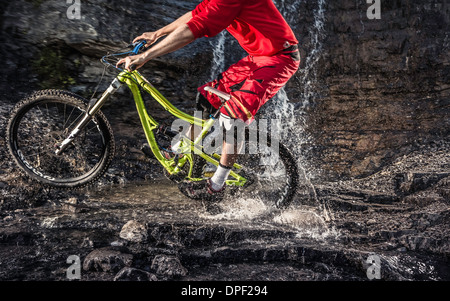 Image recadrée de vtt dans l'eau Banque D'Images