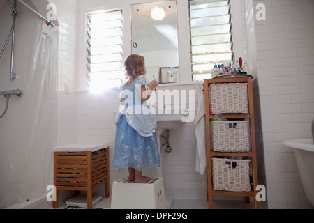 Young Woman standing on pas nettoyer les dents Banque D'Images