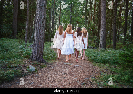 Les adolescentes sur piste en forêt Banque D'Images