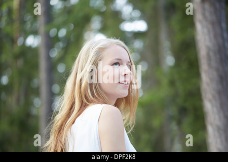 Portrait of teenage girl avec de longs cheveux blonds à la voiture Banque D'Images