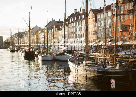 Bateaux dans le port de Nyhavn, Copenhague, Danemark Banque D'Images