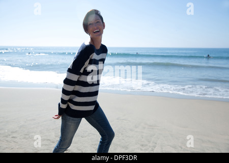 Young woman wearing haut rayé, Newport Beach, California, USA Banque D'Images