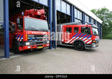 Dec 21, 2006 - Amsterdam, Pays-Bas - Les pompiers (historiquement, les pompiers) sont les sauveteurs dûment formés principalement d'éteindre les incendies dangereux qui menacent les populations civiles et les biens, de sauver les gens contre les incidents de voiture, s'est effondré et l'incendie de bâtiments et d'autres de telles situations. La complexité croissante de la vie industrielle moderne avec un accroissement de l'ampleur du risque Banque D'Images