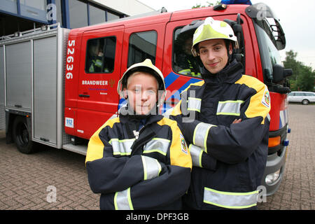 Dec 21, 2006 - Amsterdam, Pays-Bas - Les pompiers (historiquement, les pompiers) sont les sauveteurs dûment formés principalement d'éteindre les incendies dangereux qui menacent les populations civiles et les biens, de sauver les gens contre les incidents de voiture, s'est effondré et l'incendie de bâtiments et d'autres de telles situations. La complexité croissante de la vie industrielle moderne avec un accroissement de l'ampleur du risque Banque D'Images