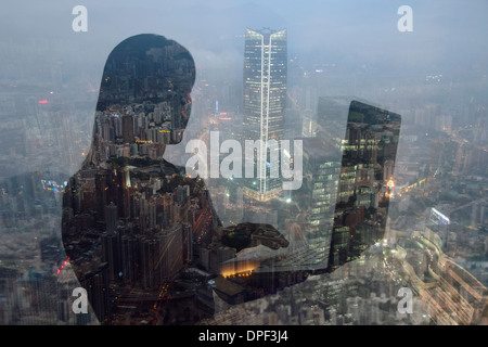 Businesswoman using laptop et Hong Kong cityscape, image composite Banque D'Images