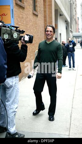 23 février 2006 - New York, New York, États-Unis - K46921BC.Tony Danza en dehors de son spectacle amusant 2/23/2006. / 2006.(Image Crédit : © Bruce Cotler/Photos/ZUMAPRESS.com) Globe Banque D'Images