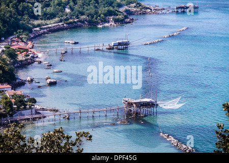 Costa dei Trabocchi, la côte à Cavalluccio point, Fossacesia, Abruzzes, Italie. Banque D'Images