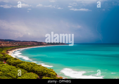 Le tonnerre et la foudre tempête sur Capo Bianco et sur la mer Méditerranée dans la province d'Agrigente, Sicile, Italie, Europe Banque D'Images