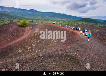 Les touristes à la découverte d'une ancienne coulée de lave d'une éruption du Mont Etna, UNESCO World Heritage Site, Sicile, Italie, Europe Banque D'Images