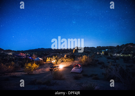 Site de camping de nuit, le parc national Joshua Tree, California, USA Banque D'Images