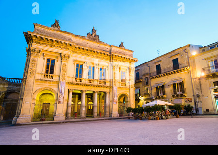 Noto Theatre et cafe de nuit sur la Piazza XVI Maggio, Noto, Sicile, Italie, Europe Banque D'Images