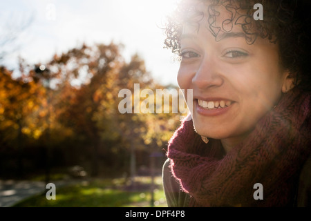 Jeune femme dans le parc jour d'automne Banque D'Images