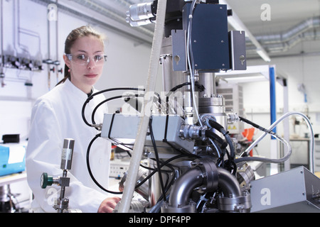 Portrait de femme Technicien de laboratoire avec matériel scientifique Banque D'Images