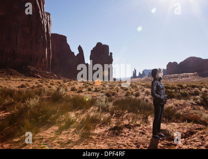 Femme touriste seul dans Monument Valley, Navajo Tribal Park, Arizona, USA Banque D'Images