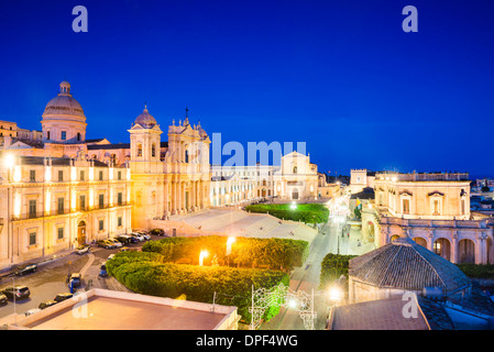 La cathédrale Saint-Nicolas, l'église de San Salvatore et l'Hôtel de Ville, la Piazza del Municipio, Noto, Site de l'UNESCO, Sicile, Italie Banque D'Images