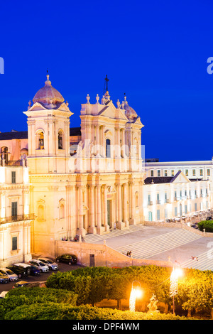 La Cathédrale de Noto baroque (St. Cathédrale Saint-nicolas) la nuit, Noto, Val di Noto, UNESCO World Heritage Site, Sicile, Italie, Europe Banque D'Images