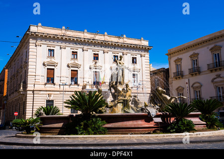 Fontaine d'Artemis et Banco di Sicilia, Archimède Square, Ortigia Ortigia (Syracuse), (Syracuse), site de l'UNESCO, Sicile, Italie Banque D'Images