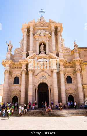 Les touristes au temple d'Athéna (Cathédrale de Syracuse, Ortigia) (Ortigia), Syracuse, UNESCO World Heritage Site, Sicile, Italie Banque D'Images