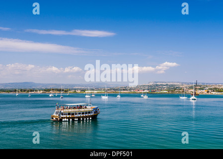 Bateau de tourisme voyage en Ortigia Ortigia (Syracuse), port (Syracuse), Sicile, Italie, Méditerranée, Europe Banque D'Images