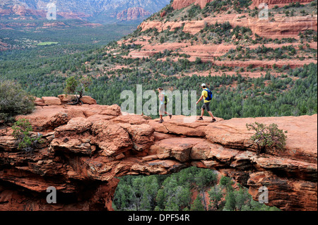 Randonnées sur deux fenêtres cintrées rock formation, Sedona, Arizona, USA Banque D'Images