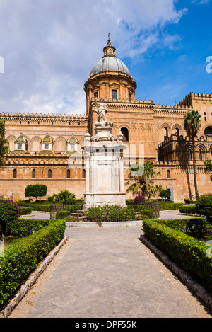 Santa Rosalia Statue devant la cathédrale de Palerme (Duomo di Palermo), Palerme, Sicile, Italie, Europe Banque D'Images