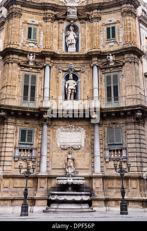 Quattro Canti (les quatre coins), la Piazza Vigliena, un carré baroque au centre de la vieille ville de Palerme, Sicile, Italie, Europe Banque D'Images