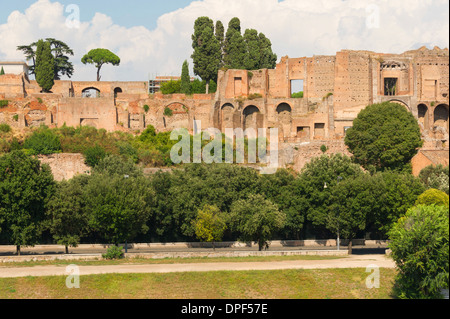 La Domus Augustana est un ancien palais impérial romain situé sur le Mont Palatin à Rome. Il a été construit pendant le règne de l'empereur Domitien au Ier siècle après JC et a servi de résidence à l'empereur. Aujourd'hui, les ruines du palais font partie du Forum romain et constituent un site archéologique important. Banque D'Images