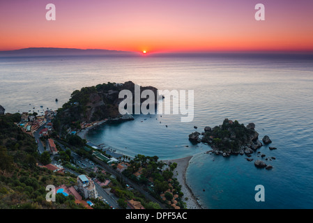 Plage d'Isola Bella et l'île Isola Bella au lever du soleil, Taormina, Sicile, Italie, Méditerranée, Europe Banque D'Images