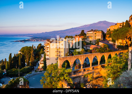 Lever du soleil frappant le sommet du Mont Etna, Taormine, Côte Est de la Sicile, Italie, Méditerranée, l'Europe e Banque D'Images