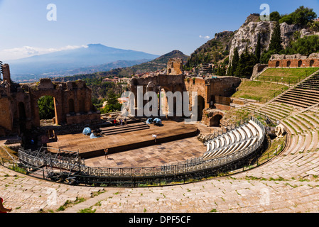 Teatro Greco (Théâtre Grec), vue de l'amphithéâtre et le Mont Etna, Taormina, Sicile, Italie, Europe Banque D'Images