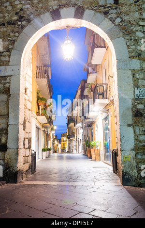 Porta Catania, une des entrées de Corso Umberto, la rue principale de Taormina la nuit, Sicile, Italie, Europe Banque D'Images