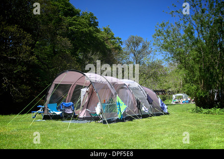 Tente de camping sur un jour d'été chaud et ensoleillé, le camping Holiday Banque D'Images