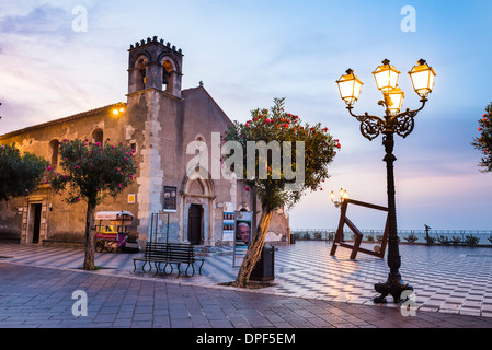 L'église de saint Augustin sur la Piazza IX Aprile la nuit, Taormina, Sicile, Italie, Europe Banque D'Images