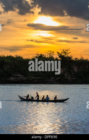 Bateau de pêche près du village de Ban d'Angkor, sur les rives du Mékong, la province de Battambang, Cambodge Banque D'Images