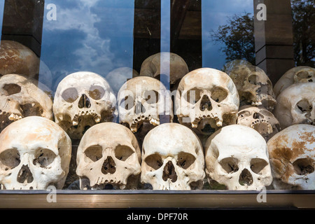 Des crânes humains à l'écran dans un monument au champs de la mort de Choueng Ek, les victimes sous les Khmers rouges, Phnom Penh, Cambodge Banque D'Images