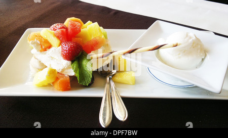 La crème glacée avec différentes sortes de fruits et de chocolat sur une table Banque D'Images