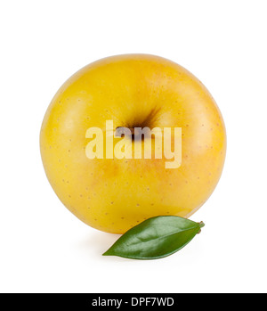Yellow ripe apple juteux avec une feuille isolé sur fond blanc Banque D'Images