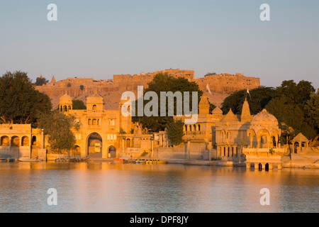 Forteresse de Jaisalmer et Gadsisar Lake allumé au lever du soleil, Jaisalmer, Rajasthan, Inde, Asie Banque D'Images